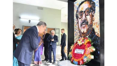 বঙ্গবন্ধুর প্রতিকৃতিতে রাশিয়ার পররাষ্ট্রমন্ত্রীর শ্রদ্ধা