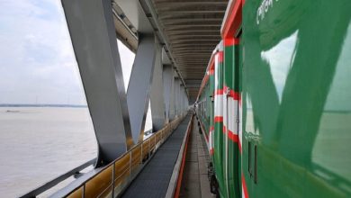 ৭ মিনিটে পদ্মা সেতু পাড়ি দিলো ট্রেন