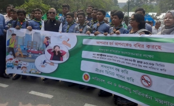 শব্দদূষণ সম্পর্কে জনসচেতনতা বাড়ানোর আহ্বান জানিয়ে ঢাকায় ‘১ মিনিট শব্দহীন’ কর্মসূচি পালন করা হয়েছে। পরিবেশ, বন ও জলবায়ু পরিবর্তন মন্ত্রণালয়ের আহ্বানে একযোগে ৬০টিরও বেশি ব্যাংক, শিক্ষা প্রতিষ্ঠানসহ বিভিন্ন প্রতিষ্ঠান এই কর্মসূচিতে অংশ নেয়। কর্মসূচি উপলক্ষে ‘শব্দদূষণ বন্ধ করি, নিরব মিনিট পালন করি’ স্লোগানকে সামনে রেখে রাজধানীর ১১টি স্থানে মন্ত্রণালয়ের মন্ত্রী, উপমন্ত্রী, সচিবসহ এ মন্ত্রণালয়ের অধীন দফতর ও সংস্থার কর্মকর্তা-কর্মচারী, স্কুল-কলেজের স্কাউট সদস্য, স্থানীয় জনপ্রতিনিধি, সরকারি দফতর ও সংস্থার কর্মকর্তা-কর্মচারী, ট্রাফিক পুলিশ ও পরিবহন মালিক সমিতির সদস্যরা ব্যানারসহ উপস্থিত ছিলেন। এ সময় তারা গাড়ি চালকদের মধ্যে শব্দসচেতনতামূলক লিফলেট, স্টিকার বিতরণ করেন এবং ওই ১ মিনিট হর্ন বাজানো হতে বিরত থাকার আহ্বান জানান।