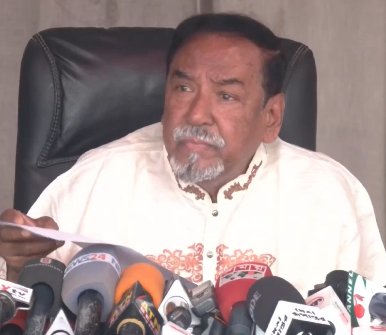 বুধবার (৮ নভেম্বর) বনানীতে নিজ বাসায় বিএনপিতে থাকা না থাকা এবং আগামী নির্বাচন ভাবনা নিয়ে নিজের বক্তব্য গণমাধ্যমে তুলে ধরেন হাফিজ উদ্দিন আহমেদ৷