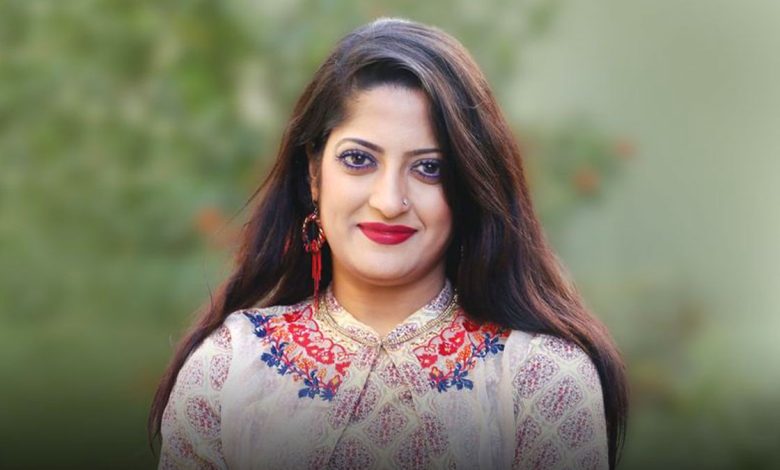 হুমায়রা হিমুর মৃত্যু প্রসঙ্গে অভিনয় শিল্পী সংঘের সভাপতি আহসান হাবিব নাসিম বলেন, ‘হিমুর ছোট বোন ও বয়ফ্রেন্ড তাঁকে উত্তরা আধুনিক মেডিকেল কলেজ হাসপাতালে নিয়ে গিয়েছিলেন। হাসপাতালের দায়িত্বরত চিকিৎসক পুলিশকে খবর দিলে হিমুর বয়ফ্রেন্ড পালিয়ে যান। সঙ্গে করে হিমুর মোবাইল ফোনটিও নিয়ে যান।’ অভিনেত্রী হুমায়রা হিমু ১৯৮৫ সালের ২৩ নভেম্বর লক্ষ্মীপুর জেলায় জন্মগ্রহণ করেন। তিনি ইস্পাহানি কলেজ থেকে এইচএসসি সম্পন্ন করেন। হিমু ইডেন মহিলা কলেজে ভর্তি হন এবং সেখান থেকেই স্নাতকোত্তর ডিগ্রি লাভ করেন। মঞ্চনাটকে অভিনয়ের মাধ্যমে তিনি প্রথম নাট্যজগতে প্রবেশ করেন। ফ্রেঞ্চ নামক নাট্যদলের হয়ে তিনি অভিনয় করেন।