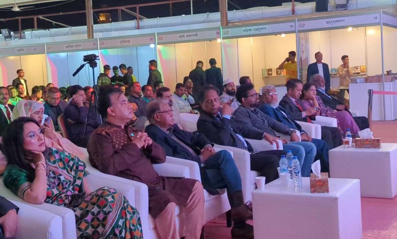 এবারের বইমেলা জ্ঞানপিপাসু বাঙালিদের মিলনমেলায় পরিণত হয়েছিল। কবি, লেখক, পাঠক এবং দর্শনার্থীদের সমাগমে সরগরম ছিল মেলাপ্রাঙ্গণ।