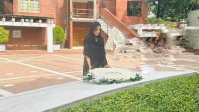 প্রার্থিতা ফিরে পেয়ে বঙ্গবন্ধুর সমাধিস্থলে মাহির শ্রদ্ধা নিবেদন