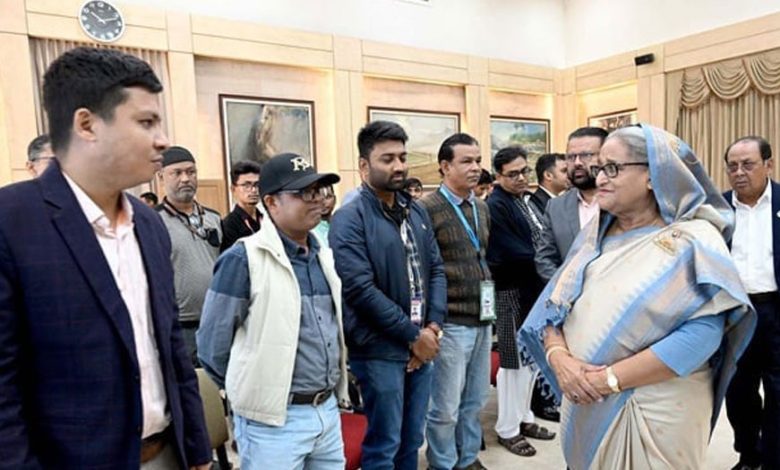 যারা সাংবাদিক পেটাবে, তাদের কি গলার মালা দিয়ে বাহবা দেবো? : প্রধানমন্ত্রী