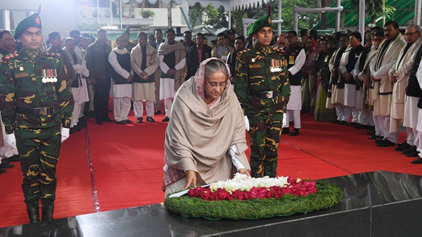 বঙ্গবন্ধুর প্রতিকৃতিতে প্রধানমন্ত্রীর শ্রদ্ধা