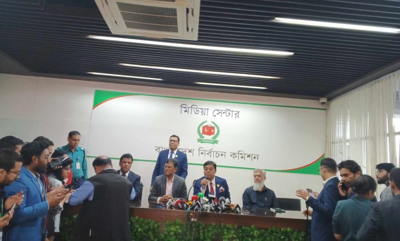 তার বিরুদ্ধে আচরণবিধি লঙ্ঘনের অভিযোগে মামলা করেছিল ইসি। এ আসনে তার সঙ্গে প্রতিদ্বন্দ্বিতা করছেন ঈগল প্রতীকে স্বতন্ত্রের প্রার্থী আওয়ামী লীগ নেতা মুজিবর রহমান।