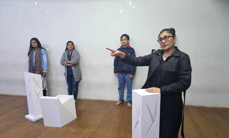 অভিনেত্রী বন্যা মির্জা এখন বছরের বেশির ভাগ সময় থাকেন নিউ ইয়র্কে। দেশে এলে মঞ্চনাটক নিয়েই ব্যস্ত থাকেন। অভিনেত্রী জানিয়েছেন, এখন নিয়ম করে প্রতিদিন এ নাটকের মহড়ায় অংশ নিচ্ছেন। এ মাসের শেষে তিনি নিউ ইয়র্কে ফিরে যাবেন। তার অনুপস্থিতিতে এ চরিত্রে অভিনয় করবেন সুষমা সরকার।