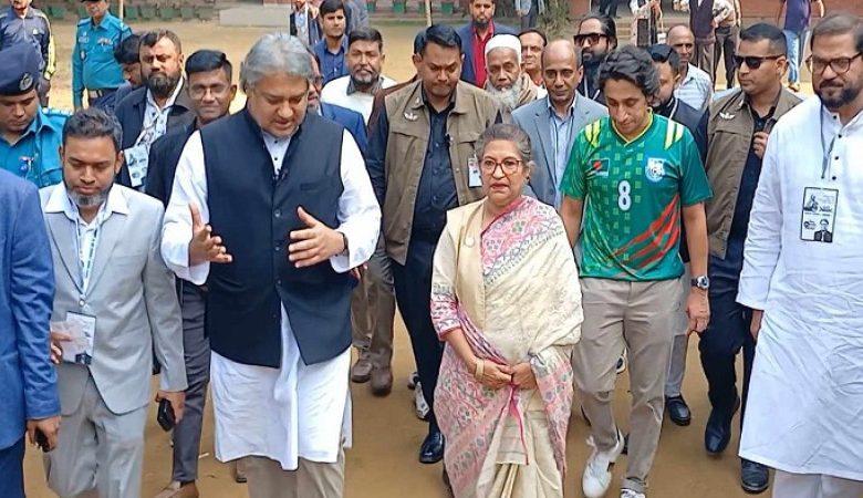 ছেলে ববিকে সঙ্গে নিয়ে ভোট দিলেন শেখ রেহানা