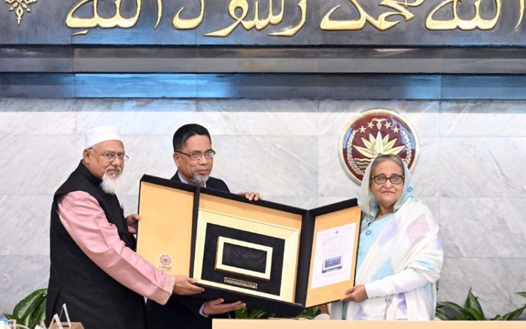 প্রধানমন্ত্রীর হাতে কাবা শরীফের গিলাফ তুলে দিলেন ধর্মমন্ত্রী