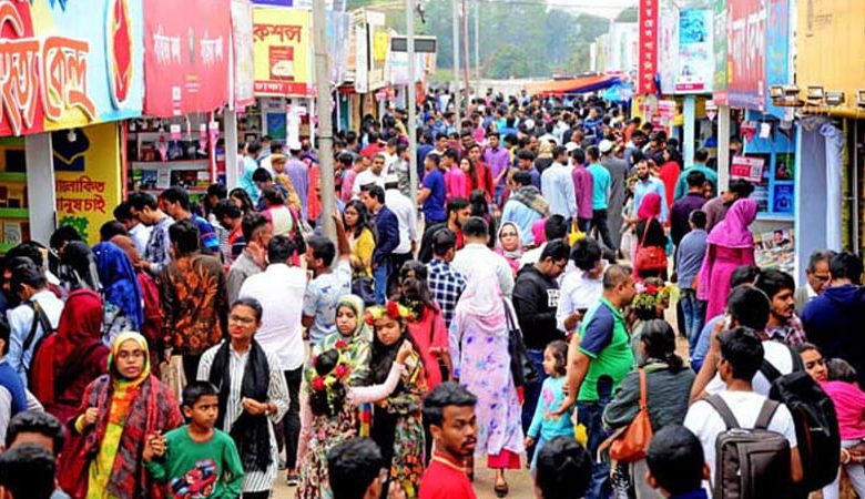 ছুটির দিনে দর্শনার্থীদের পদচারণায় মুখরিত বইমেলা