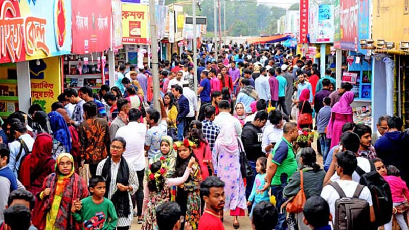 ছুটির দিনে দর্শনার্থীদের পদচারণায় মুখরিত বইমেলা