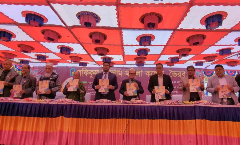 আলোচনা সভায় বক্তারা বলেন, সন্তানদের স্বপ্ন দেখানো ভুলবেন না। যত বড় স্বপ্ন ততই পূরণের আকাঙ্খা। জিপিএ ৫ পেয়ে বড় বড় সার্টিফিকেট অর্জনই সঠিক শিক্ষা নয় মানুষত্বের শিক্ষাই বড় শিক্ষা। শিক্ষা মানুষকে পরিমার্জিত বানায়। কিন্তু বর্তমান শিক্ষা ব্যবস্থা অমানুষ বানায় কেন। শুধু সার্টিফিকেটের শিক্ষা নয় পাশাপাশি সামাজিক ভাবে সঠিক শিক্ষা দিতে হবে। শিক্ষার্থীদের ভিতর মানুষ্যত্ববোধ তৈরী করতে হবে। মানবিকতা বোধ সম্পূর্ণ মানুষ হিসেবে গড়ে তুলতে হবে। আজকে এই দিনটি স্বরণীয় হয়ে থাকবে বছরের পর বছর। প্রাক্তন ছাত্রীদের অংশ গ্রহণ নতুনদের আরো অনুপ্রানিত করবে। জানা যায়, তিনযুগ পূর্তি উপলক্ষ প্রাক্তন-বর্তমান শিক্ষার্থী, মিলে ১০০০(একশ) শিক্ষার্থী নিবন্ধন করেছন। এই উপলক্ষ কলেজ ক্যাম্পাসকে বর্ণিল সাজ সজ্জিত করা হয়েছে। এ উপলক্ষ ছাত্রীদর স্মতিচারণ নিয় ২০০ (দুইশত) পষ্ঠার একটি সমদ্ধ স্মরণিকা প্রকাশিত হবে। ১৯৮৭ কলজটি প্রতিষ্ঠা করেন বীর মুক্তিযাদ্ধা আলহাজ মো: রফিকুল ইসলাম । প্রতিষ্ঠানটি ২০০২ সাল জাতীয় পযার্য় শ্রেষ্ঠ কলেজে র স্বীকৃতি লাভ করে।