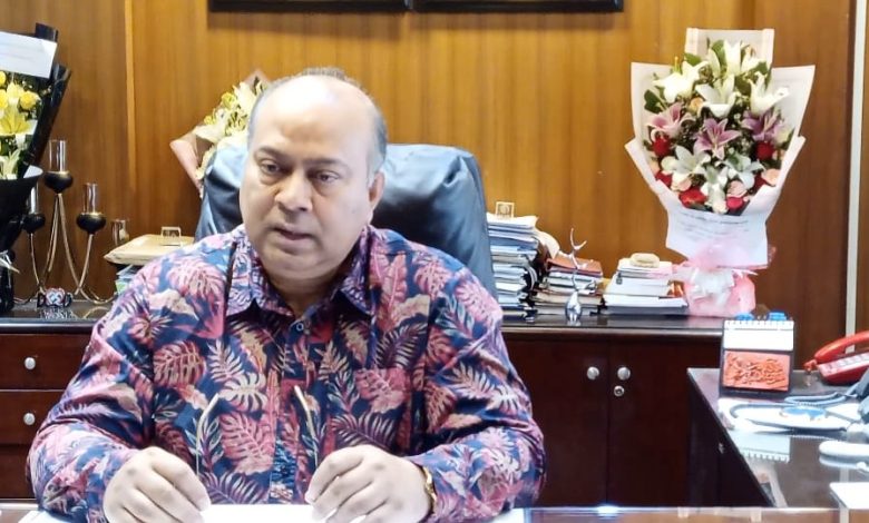 দেশের পুঁজিবাজারে কোনো সমস্যা নেই। তবেপুঁজিবাজার অত্যন্ত স্পর্শকাতর.তাই বাইরে কিছু ঘটলে তার প্রভাব পড়ে এখানে। ডলার বাজারের অস্থিরতা, ব্যাংকের তারল্য সংকট আর উচ্চ সুদের হারের প্রভাব পড়ছে পুঁজিবাজারে। নিউজ নাউ বাংলার সাথে আলাপ কালে এসব কথা বলেন পুঁজিবাজার নিয়ন্ত্রক সংস্থার চেয়ারম্যান শিবলী রুবাইয়াত উল ইসলাম। দ্বিতীয় মেয়াদে বিএসইসির চেয়ারম্যান হিসেবে দায়িত্ব গ্রহণ করে শিবলী রুবাইয়াত উল ইসলাম বলেন, প্রথম মেয়াদে যখন দায়িত্ব গ্রহণ করি তখন আসলে স্বাভাবিক অবস্থা ছিল না। প্রথম দুই বছর করোনা, তারপরে রাশিয়া- ইউক্রেন যুদ্ধ। তার প্রভাবে ডলার বাজারে অস্থিরতা , ব্যাংকে তারল্য সংকট , সব মিলে স্পর্শকাতর বাজার নিয়ে কাজ করা দুরুহ ব্যাপার ছিল। প্রথম মেয়াদে আইন তৈরী করা ,আইন গুলো সময়োপযোগী করা, আন্তর্জাতিক এনগেজমেন্ট তৈরী করা, কান্ট্রি ব্রান্ডিং করা -এসব কাজ করেছি। এই চার বছর পুঁজিবাজারের ভিত মজবুত করার কাজ করেছি। দেড়শ এর উপর আইন তৈরী করেছি। নতুন প্রডাক্ট,ডেরিভেটিভ প্রডাক্ট , বন্ড মার্কেট , কমোডিটি এক্সচেঞ্জ মার্কেট তৈরী করেছি। এখন ইমপ্লিমেন্টেশন আর রেজাল্ট ওরিয়েন্ট কাজ করব। আগের মেয়াদে সেই সুযোগ ছিল না। কারণ, করোনায় সব বন্ধ ছিল। এখন সেসব হবে। ফলে এখন এই চার বছরের কাজের ফলাফল আসতে শুরু করবে। তবে রাশিয়া- ইউক্রেন যুদ্ধের কারণে ডলার মার্কেট বেশ অস্থির। চড়া দামে ডলার কিনতে হচ্ছে সংশ্লিষ্টদের। আবার ব্যাংকে তারল্য সংকটের কারণে ব্যাংক ঋণে উচ্চ সুদ গুনতে হচ্ছে ঋণগ্রহীতাকে। যার ফলে অনেক প্রতিষ্ঠান ঋণ খেলাপী হয়ে যাচ্ছে। অন্যদিকে ব্যাংক আমানতে বেশী সুদ পাওয়ার কারণে পুঁজিবাজার বিমুখ হচ্ছেন বিনিয়োগকারীরা। পুঁজিবাজারের বিনিয়োগ চলে যাচ্ছে ব্যাংকে। আবার সরকারের উন্নয়ন প্রকল্পের জন্যে রাজস্বের উপর চাপ তৈরী হচ্ছে। সমাধান কী ? প্রশ্ন ছিল বিএসইসি চেয়ারম্যানের কাছে। বললেন,বন্ডের মত বিকল্প ফাইনান্সিয়াল টুলস ব্যবহারের মাধ্যমে উন্নয়ন প্রকল্পসহ বড় বড় লেনদেন করতে পারে সরকার।ক্যাপিটাল মার্কেটকে স্বল্প মেয়াদী ,দীর্ঘ মেয়াদী বিনিয়োগ প্রডাক্ট দিয়ে সাহায্য করার কথা বলেন তিনি।পুঁজিবাজারে বর্তমানে প্রাতিষ্ঠানিক বিনিয়োগকারীরা নিস্ক্রিয়- এমন অভিযোগ নাকচ করে দিয়ে বিএসইসি চেয়ারম্যান জানান, প্রাতিষ্ঠানিক বিনিয়োগকারীরা বুদ্ধিমান , বুঝে-শুনে বিনিয়োগ করেন।