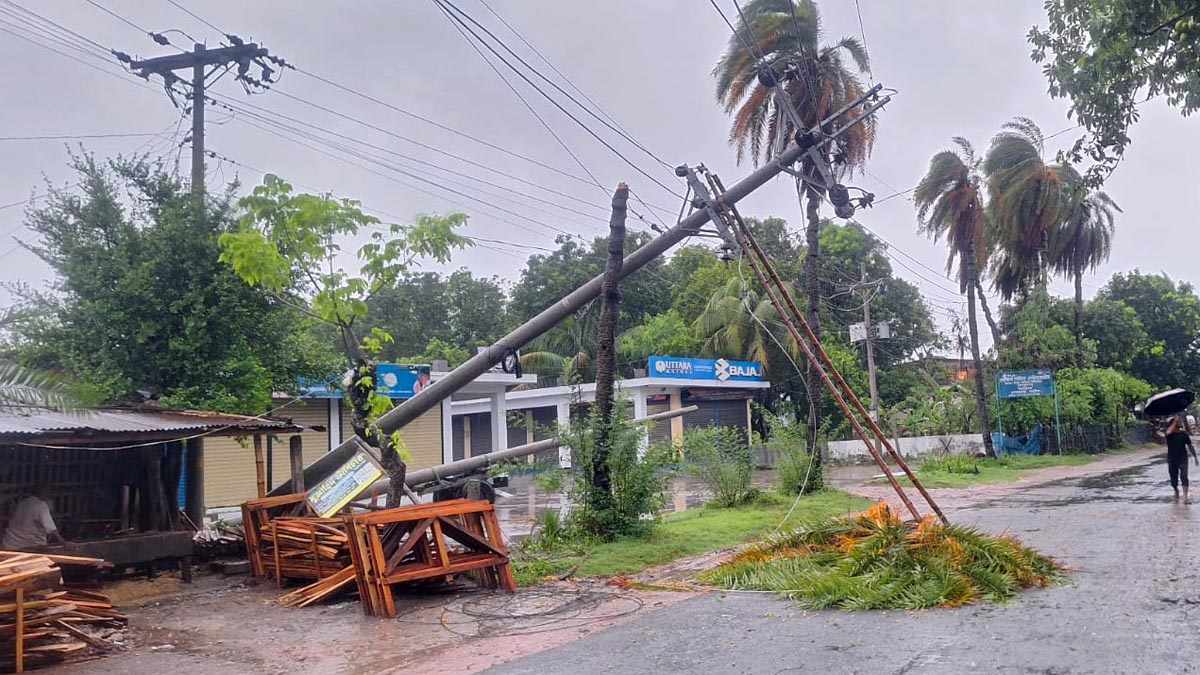 বিদ্যুৎ ও ইন্টারনেট বিহীন কক্সবাজার জেলাবাসী