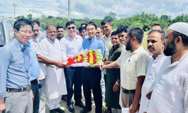 আধুনিক চকরিয়া গড়ে তুলতে নেয়া হচ্ছে ৬২০ কোটি টাকার প্রকল্প সাদ্দাম হোসাইন। কক্সবাজার প্রতিনিধি চকরিয়া পৌরসভাকে আধুনিক মানের পৌরশহর হিসেবে গড়ে তুলতে প্রায় ৬২০ কোটি টাকার একটি প্রকল্প গ্রহণ করেছে জাপানী দাতা সংস্থা জাইকা। প্রস্তাবিত এ উন্নয়ন প্রকল্পের সম্ভাব্যতা যাচাই ও কাজের স্থান পরিদর্শন করতে চকরিয়ায় আসেন জাইকার বাংলাদেশ প্রধান ইচিগুছি তোমোহাইডের নেতৃত্বে একটি প্রতিনিধি দল। এ সময় তার সাথে ছিলেন জাইকার প্রকল্প পরিচালক আবদুস সাত্তার, টিম লিডার ফুসাকা ও সংশ্লিষ্ট প্রকেীশলীরা। তারা চকরিয়া পৌরসভার মেয়র আলমগীর চৌধুরীকে সাথে নিয়ে সম্ভাব্য কাজের স্থান পরিদর্শন করেন। মেয়র আলমগীর চৌধুরী জানান, চকরিয়া পৌরসভাকে আধুনিক মানে এগিয়ে নিতে এবং পরিচ্ছন্ন শহর হিসেবে গড়ে তোলার লক্ষে ও পৌরবাসীর নাগরিক সুবিধা নিশ্চিৎ করতে জাপানী দাতা সংস্থা জাইকার কাছে বরাদ্দ চাওয়া হয়। এর প্রক্ষিতে প্রতিনিধি দলটি চকরিয়া পৌরশহর পরিদর্শনে আসেন। পরিদর্শনের সময় তারা শহরের মুল কেন্দ্রে একটি শিশু পার্ক, যানজট নিরসনে প্রধান সড়কে একটি ফ্লাইওভার, রাস্তা ও ড্রেনেজ ব্যবস্থার উন্নয়ন, ইসলামনগরে ময়লার ডিপো থেকে বিদ্যুৎ উৎপাদন, চকরিয়া কলেজ গেইট এলাকায় একটি ওভার পাস সহ চকরিয়া পৌরসভার দেয়া বেশ কয়েকটি প্রস্তাব পরিদর্শন করেন। চকরিয়া পৌরসভার বেশ কয়েকজন সচেতন নাগরিকের মতামত পৌর মেয়রের প্রস্তাবিত উপরোক্ত প্রকল্প গুলোতে যদি জাইকা অর্থ ছাড় দেয় এবং সে অর্থে কাজগুলো যথাযত ভাবে বাস্তবায়িত হয় তাহলে চকরিয়া পৌরসভা একটি আধুনিক ও মডেল পৌরসভাতে উন্নীত হবে, পাশাপাশি নাগরিক সুবিধা নিশ্চিত হবে। এসময় উপস্থিত ছিলেন, ‏চকরিয়া পৌরসভার নির্বাহী কর্মকর্তা মাসউদ মোরশেদ, নির্বাহী প্রকৌশলী জাকের হোসেন, ‏প্যানেল মেয়র-১ ফোরকানুল ইসলাম তিতু, প্যানেল মেয়র-২ মুজিবুল হক, প্যানেল মেয়র-৩ রাশেদা বেগম, ১নং ওয়ার্ড কাউন্সিলর নুরুচ্ছফি, ২নং ওয়ার্ড কাউন্সিলর সাইফুল ইসলাম, ৩নং ওয়ার্ড কাউন্সিলর ইফতেখার উদ্দিন হানিফ, ৪নং ওয়ার্ড কাউন্সিলর জাফর আলম (কালু), ৬নং ওয়ার্ড কাউন্সিলর আবদুস সালাম, ৭নং ওয়ার্ড কাউন্সিলর নুরুল আমিন, ৯নং ওয়ার্ড কাউন্সিলর বেলাল উদ্দিন, সংরক্ষিত মহিলা কাউন্সিলর ফোরহানা ইয়াসমিন, মহিলা কাউন্সিলর আন্জুমান আরা, সহকারি প্রকৌশলী মুজিবুর রহমান, উপ-সহকারি প্রকৌশলী সজীব চাকমা সহ প্রকল্পের কাজে নিয়োজিত কর্মকর্তাবৃন্দ।