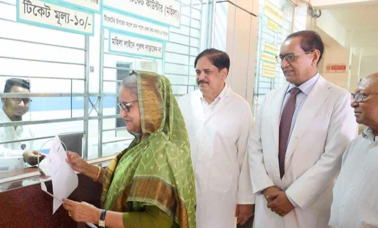 ১০ টাকার টিকিটে চোখ পরীক্ষা করালেন প্রধানমন্ত্রী