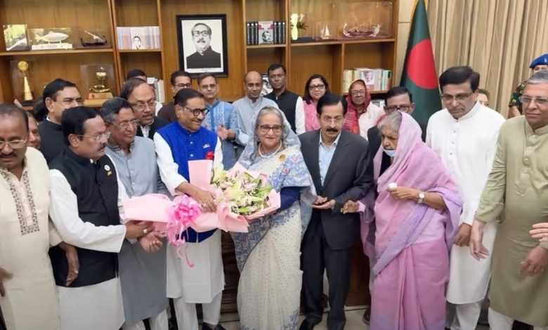 শেখ হাসিনাকে ফুল দিয়ে অভিনন্দন আ’লীগের