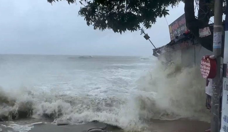রেমালের তাণ্ডবে তছনছ উপকূলীয় অঞ্চল