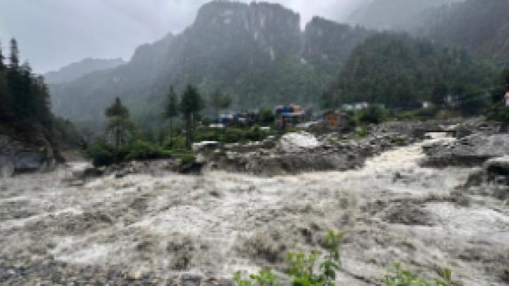 নেপালে ভূমিধসে রাস্তা থেকে ছিটকে নদীতে ২ বাস, নিখোঁজ ৬৩