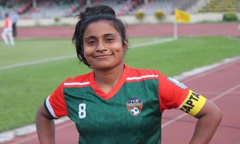বাফুফের আবাসিক ক্যাম্পের বাইরে নারী ফুটবলাররা সুযোগ-সুবিধা খুব বেশি পান না। নানা কষ্টে দিন কাটে তাদের। রোগ জটিলতায় দুনিয়াও ত্যাগ করছেন।  আর্থিক ও নানা সীমাবদ্ধতায় বাফুফে ক্যাম্পের বাইরের খেলোয়াড়দের খোঁজ রাখতে পারে না। জাতীয় ক্রীড়া পরিষদ-মন্ত্রণালয় থেকেও ক্রীড়াবিদদের সুচিকিৎসার তেমন ব্যবস্থা নেই।