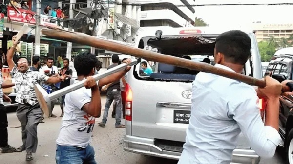 খালেদা জিয়ার গাড়িবহরে হামলা: হাসিনাসহ ১১৩ জনের বিরুদ্ধে অভিযোগ