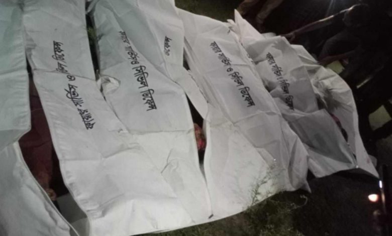 সিরাজগঞ্জে ট্রাক-প্রাইভেটকার সংঘর্ষে একই পরিবারের চারজন নিহত সিরাজগঞ্জ প্রতিনিধি: ঢাকা বনপাড়া মহাসড়কেে সিরাজগঞ্জের সলঙ্গায় ট্রাক ও প্রাইভেটকারের সংঘর্ষে একই পরিবারের চারজন নিহত হয়েছেন। আহত চালককে হাসপাতালে ভর্তি করা হয়েছে। সোমবার (১৯ আগস্ট') ভোর রাতে ঢাকা-রাজশাহী মহাসড়কের হাটিকুমরুল গোলচত্বরের সিএনজি স্ট্যান্ড এলাকায় এ দুর্ঘটনা ঘটে। নিহতদের মধ্যে স্বামী-স্ত্রী ও দুই সন্তান রয়েছে। তারা রাজশাহী জেলার বাগমারা থানার বাসিন্দা বলে প্রাথমিকভাবে জানা গেছে।' সলঙ্গা থানা পুলিশের ভারপ্রাপ্ত কর্মকর্তা (ওসি) মো. এনামুল হক বলেন, হাটিকুমরুল-বনপাড়া মহাসড়কের হাটিকুমরুল মৎস্য আড়তের সামনে ভোররাতে ঢাকা থেকে রাজশাহী গামী একটি মাইক্রোবাসের সঙ্গে বিপরীতগামী একটি ট্রাকের মুখোমুখি সংঘর্ষ ঘটে। এসময় মাইক্রোবাসটি দুমড়েমুচড়ে যায় এবং মাইক্রোবাসে থাকা চারজনের মৃত্যু হয়। এঘটনায় গুরুতর আহত হন মাইক্রোবাসের চালক। পরে সলঙ্গা থানা পুলিশ ঘটনাস্থলে গিয়ে চারজনের মরদেহ উদ্ধার করে ও আহত চালককে উদ্ধার করে হাসপাতালে পাঠায়। ওসি আরও বলেন, নিহতদের মরদেহগুলো উদ্ধার করে সলঙ্গা থানায় আনা হয়েছে। তবে এখন পর্যন্ত তাদের নাম-পরিচয় নিশ্চিত হওয়া যায়নি। দুর্ঘটনার পরপরই ট্রাকটি পালিয়ে গেছে। এঘটনায় আইনগত ব্যবস্থা প্রক্রিয়াধীন।'