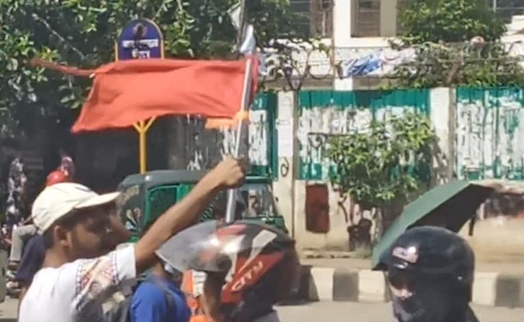 আজও ঢাকায় ট্রাফিক নিয়ন্ত্রণ করছেন শিক্ষার্থীরা