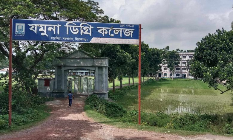 জবর দখল করে অধ্যক্ষের চেয়ারে বসলেন শিক্ষক
