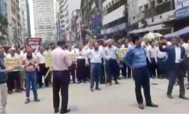 ইসলামী ব্যাংকের সামনে গোলাগুলি, আহত ৫