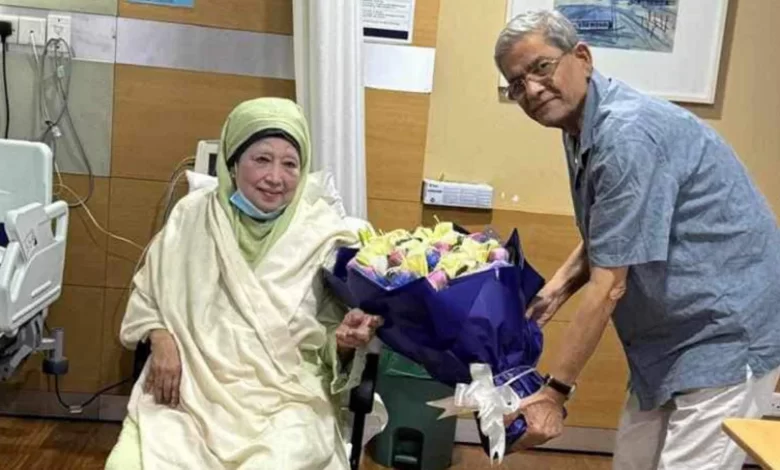 খালেদা জিয়াকে ফুলেল শুভেচ্ছা জানালেন মির্জা ফখরুল