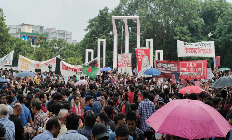 শহীদ মিনারে জড়ো হচ্ছেন শিক্ষার্থীরা