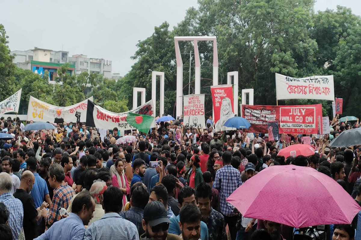 শহীদ মিনারে জড়ো হচ্ছেন শিক্ষার্থীরা