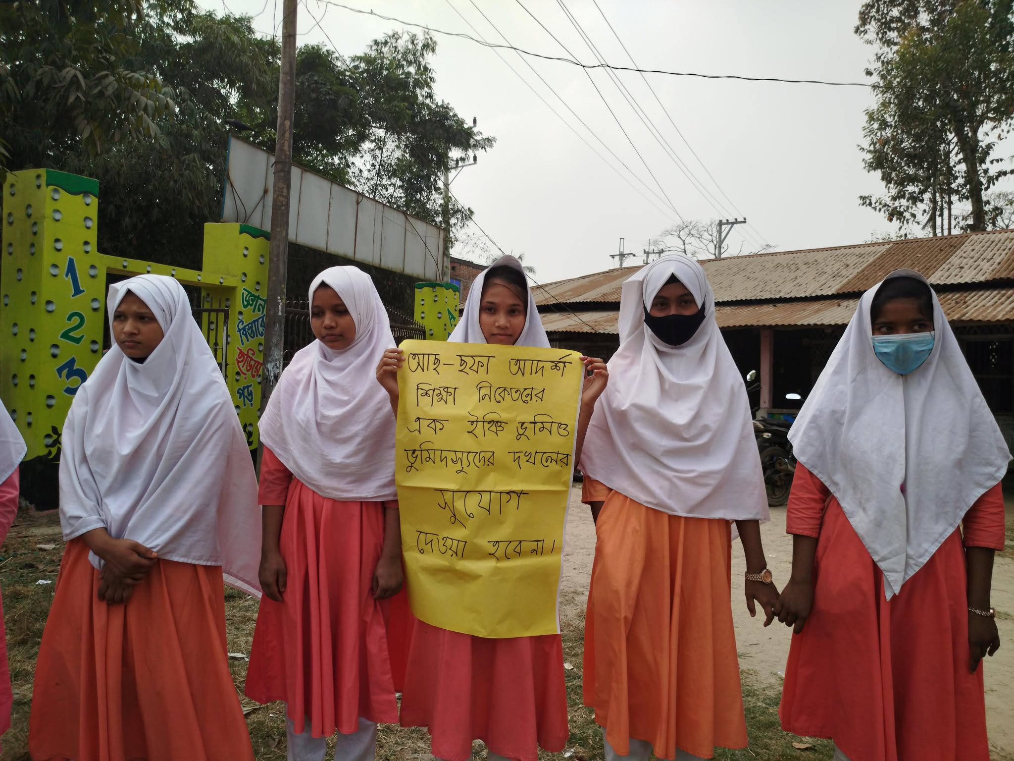 চকরিয়ায় প্রকাশ্যে দিবালোকে গাছ কেটে বিদ্যালয়ের মাঠ দখল : স্থাপনা নির্মাণের প্রতিবাদে মানববন্ধন