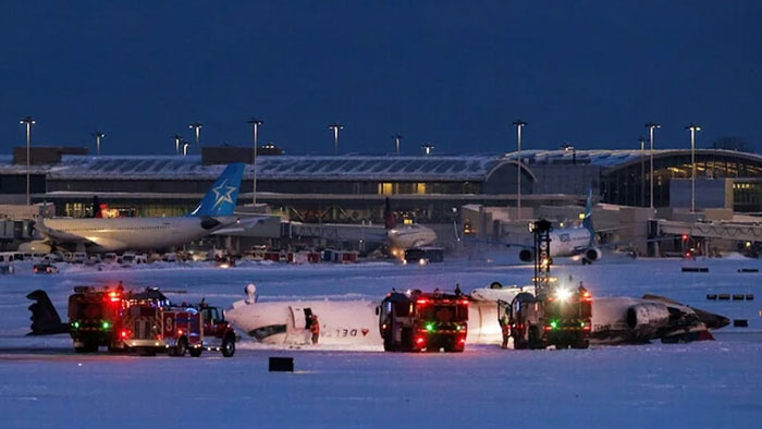 কানাডায় অবতরণের সময় ৮০ আরোহী নিয়ে উল্টে গেল বিমান