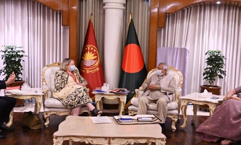 মূলধারার গণমাধ্যমও ভুয়া তথ্যের উৎস উল্লেখ করে প্রধান উপদেষ্টা অধ্যাপক মুহাম্মদ ইউনূস গুজব ও ভুয়া তথ্য (ডিসইনফরমেশন) মোকাবেলায় জাতিসংঘকে একটি কার্যকর কৌশল প্রণয়নের আহ্বান জানিয়েছেন। বুধবার (২ জুলাই) রাষ্ট্রীয় অতিথি ভবন যমুনায় বাংলাদেশে ইউনেসকোর প্রতিনিধি ও প্রধান সুসান ভাইজ এবং ইউনেসকোর ফ্রিডম অব এক্সপ্রেশন অ্যান্ড সেফটি অব জার্নালিস্টস বিভাগের সিনিয়র প্রজেক্ট অফিসার মেহদি বেনচেলাহ সাক্ষাতে এলে তিনি এ আহ্বান জানান। ‘মুক্ত, স্বাধীন ও বহুমাত্রিক গণমাধ্যম ইস্যুতে বাংলাদেশের অবস্থান মূল্যায়ন’ শীর্ষক প্রতিবেদন প্রকাশ উপলক্ষে ইউনেসকোর কর্মকর্তারা প্রধান উপদেষ্টার সঙ্গে সাক্ষাৎ করেন। প্রতিবেদনটি যৌথভাবে প্রস্তুত করেছে জাতিসংঘ উন্নয়ন কর্মসূচি (ইউএনডিপি) ও ইউনেসকো। প্রতিবেদনটির বিষয়ে প্রধান উপদেষ্টা বলেন, ‘এই প্রতিবেদনের জন্য অধীর আগ্রহে অপেক্ষা করছি।’ অধ্যাপক ইউনূস বলেন, ‘এখন আমাদের সবচেয়ে বড় চ্যালেঞ্জ গুজব ও ভুয়া তথ্য। কিছু কিছু তথ্য দেশের বাইরের কিছু উৎস থেকে ছড়ানো হয়, আবার কিছু স্থানীয়ভাবে ছড়ায়। এটা যেন নিয়মিত বোমাবর্ষণ।’ সোশ্যাল মিডিয়ার পাশাপাশি মূলধারার সংবাদমাধ্যমও অনেক সময় ভুয়া তথ্যের উৎস উল্লেখ করে প্রধান উপদেষ্টা এই গুজব ও ভুয়া তথ্য মোকাবেলায় জাতিসংঘের সহায়তা চান। তিনি বলেন, ‘এ ক্ষেত্রে জাতিসংঘের শুধু সরকারের সঙ্গে নয়, গণমাধ্যমের সঙ্গেও কথা বলা উচিত।’ অধ্যাপক ইউনূস বলেন, ‘গণমাধ্যমের জন্য স্বাধীন নিয়ন্ত্রণ ব্যবস্থা প্রয়োজন। যদি কোনো গণমাধ্যম অব্যাহতভাবে গুজব ছড়ায়, তাহলে সেই গণমাধ্যমকে মনে করিয়ে দিতে হবে, তারা আর বিশ্বাসযোগ্য নয়। আপনারা জাতিসংঘ, আপনাদের বক্তব্য খুবই গুরুত্বপূর্ণ, আপনাদের সহায়তা দরকার।’ ড. ইউনূসের এ অনুরোধের জবাবে ইউনেসকোর প্রতিনিধি সুসান ভাইজ বলেন, ‘বৃহস্পতিবার যে প্রতিবেদন প্রকাশিত হতে যাচ্ছে, সেখানে বিভিন্ন বিষয়ে মূল্যায়নের পাশাপাশি আত্মনিয়ন্ত্রণের বিষয়টি বিশেষভাবে তুলে ধরা হয়েছে।’ সুসান বলেন, ‘নানা গুরুত্বপূর্ণ মূল্যায়নের পাশাপাশি আন্তর্জাতিক মান অনুযায়ী সুপারিশও রয়েছে প্রতিবেদনে। এ ছাড়া আন্তর্জাতিক মানের সঙ্গে সামঞ্জস্য আনতে বিচারক, আইন-শৃঙ্খলা রক্ষাকারী বাহিনী, কর্মকর্তাদের প্রশিক্ষণের ওপর গুরুত্ব দেওয়া হয়েছে।’ ইউনেসকোর সিনিয়র প্রজেক্ট অফিসার মেহদি বেনচেলাহ বলেন, প্রতিবেদনটিতে সাংবাদিকদের কাজের পরিবেশ এবং নারী সাংবাদিকদের নিরাপত্তা নিয়েও সুপারিশ থাকবে। তিনি বলেন, বিষয়গুলোতে সরকারের কার্যকর পদক্ষেপ অনেক বড় প্রভাব ফেলতে পারে। ইউএনডিপির ‘স্ট্রেনদেনিং ইনস্টিটিউশনস, পলিসিস অ্যান্ড সার্ভিসেস (এসআইপিএস)’ প্রকল্পের আওতায় এবং মতপ্রকাশের স্বাধীনতা ও গণমাধ্যম উন্নয়নে ইউনেসকোর ম্যান্ডেট অনুসরণ করে প্রতিবেদনটি তৈরি করা হয়েছে বলে জানান দুই কর্মকর্তা।