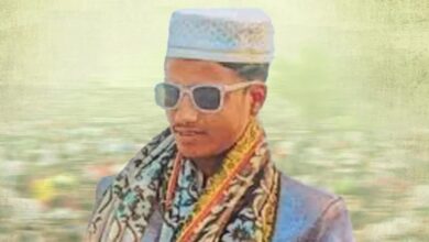 জুলাই-আগস্টের আন্দোলন চলাকালে নিহত রোহিঙ্গা যুবক নূর মোস্তফাকে ‘জুলাই শহীদ’ হিসেবে স্বীকৃতি দেওয়ার উদ্যোগ নিয়েছে সরকার। বুধবার (২ জুলাই) বিকেলে সরকারের তথ্য উপদেষ্টা মাহফুজ আলমের ফেসবুক পেজে দেওয়া একটি পোস্টে এ তথ্য জানানো হয়। পোস্টটি শেয়ার করেছেন প্রেস সচিব শফিকুল আলম। তথ্য উপদেষ্টার ফেসবুক পেজে বলা হয়েছে, তথ্য ও সম্প্রচার মন্ত্রণালয়ের উপদেষ্টা মাহফুজ আলম গত ২২ জুন ক্যাবিনেট মিটিংয়ে নূর মোস্তফার স্বীকৃতির জন্য প্রস্তাব উপস্থাপন করেন। গণ-অভ্যুত্থান অধিদপ্তর থেকে নূর মোস্তফার স্বীকৃতির কাজ চলমান। শীঘ্রই প্রজ্ঞাপন জারি হবে। জানা যায়, ২০২৪ সালের ৫ আগস্ট সকালে কক্সবাজারের ঈদগাঁও থানার সামনে স্বৈরাচারবিরোধী আন্দোলনে অংশ নেন নূর মোস্তফা। ওই দিন দুপুরে ঈদগাঁও থানার সামনে তিনি গুলিবিদ্ধ হন। এরপর সেখান থেকে তাকে হাসপাতালে নেওয়া হলে ৬ আগস্ট দুপুরে তার মৃত্যু হয়। স্থানীয়রা জানান, শহীদ নূর মোস্তফার বাবা শফিউল আলম মায়ানমার থেকে বাংলাদেশে প্রবেশ করেন ১৯৯২ সালে, এরপর কক্সবাজার ঈদগাঁও এলাকায় স্থায়ী বসতি গাড়েন। ১৭ বছর বয়সী শহীদ নূর মোস্তফার জন্ম বাংলাদেশে। স্থানীয় দারুস সালাম দাখিল মাদরাসার দশম শ্রেণির ছাত্র ছিলেন তিনি।