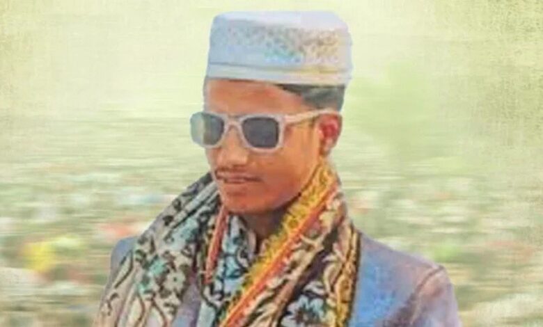 জুলাই-আগস্টের আন্দোলন চলাকালে নিহত রোহিঙ্গা যুবক নূর মোস্তফাকে ‘জুলাই শহীদ’ হিসেবে স্বীকৃতি দেওয়ার উদ্যোগ নিয়েছে সরকার। বুধবার (২ জুলাই) বিকেলে সরকারের তথ্য উপদেষ্টা মাহফুজ আলমের ফেসবুক পেজে দেওয়া একটি পোস্টে এ তথ্য জানানো হয়। পোস্টটি শেয়ার করেছেন প্রেস সচিব শফিকুল আলম। তথ্য উপদেষ্টার ফেসবুক পেজে বলা হয়েছে, তথ্য ও সম্প্রচার মন্ত্রণালয়ের উপদেষ্টা মাহফুজ আলম গত ২২ জুন ক্যাবিনেট মিটিংয়ে নূর মোস্তফার স্বীকৃতির জন্য প্রস্তাব উপস্থাপন করেন। গণ-অভ্যুত্থান অধিদপ্তর থেকে নূর মোস্তফার স্বীকৃতির কাজ চলমান। শীঘ্রই প্রজ্ঞাপন জারি হবে। জানা যায়, ২০২৪ সালের ৫ আগস্ট সকালে কক্সবাজারের ঈদগাঁও থানার সামনে স্বৈরাচারবিরোধী আন্দোলনে অংশ নেন নূর মোস্তফা। ওই দিন দুপুরে ঈদগাঁও থানার সামনে তিনি গুলিবিদ্ধ হন। এরপর সেখান থেকে তাকে হাসপাতালে নেওয়া হলে ৬ আগস্ট দুপুরে তার মৃত্যু হয়। স্থানীয়রা জানান, শহীদ নূর মোস্তফার বাবা শফিউল আলম মায়ানমার থেকে বাংলাদেশে প্রবেশ করেন ১৯৯২ সালে, এরপর কক্সবাজার ঈদগাঁও এলাকায় স্থায়ী বসতি গাড়েন। ১৭ বছর বয়সী শহীদ নূর মোস্তফার জন্ম বাংলাদেশে। স্থানীয় দারুস সালাম দাখিল মাদরাসার দশম শ্রেণির ছাত্র ছিলেন তিনি।