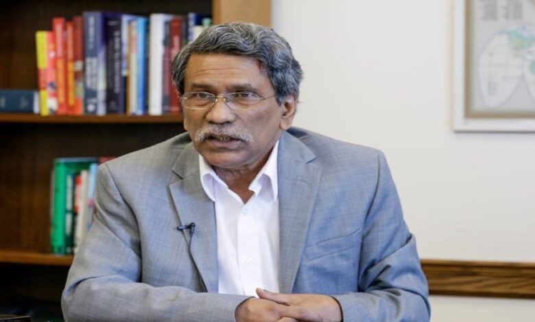 জাতীয় ঐকমত্য কমিশনের সহ-সভাপতি অধ্যাপক ড. আলী রীয়াজ বলেছেন, ২০টির মতো গুরুত্বপূর্ণ বিষয়ে এখনো সিদ্ধান্ত হয়নি। সেগুলো নিয়ে আলোচনা করতে হবে। বৃহস্পতিবার (৩ জুলাই) ফরেন সার্ভিস একাডেমিতে জাতীয় ঐকমত্য কমিশনের সভার শুরুতে ব্রিফিংয়ে তিনি এ কথা বলেন। ড. আলী রীয়াজ বলেন, অনেক বিষয়ে প্রাথমিকভাবে আলোচনার পর সেটি আবার আলোচনায় উঠানো হচ্ছে না। কারণ আমরা দলীয়ভাবে আলোচনার সুযোগ দিচ্ছি। আমাদের লক্ষ্য, সাফল্য নিয়ে দিনটি শেষ করা। তিনি বলেন, কোন পরিস্থিতির মধ্যে দিয়ে আমরা এই পর্যন্ত এসেছি সেটি যেন প্রেরণা হয়ে কাজ করে সেদিকে লক্ষ্য রাখা উচিত। এছাড়া এমন সুযোগ হেলায় হারানো যাবে না। আমরা একমত হতে পারলে সেটা ইতিবাচক হবে বলেও মন্তব্য করেন তিনি।