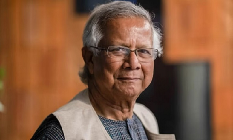 কক্সবাজারে আগামী ২৪ আগস্ট শুরু হতে যাওয়া রোহিঙ্গা বিষয়ে আন্তর্জাতিক সম্মেলনে যোগ দেবেন প্রধানমন্ত্রী উপদেষ্টা অধ্যাপক ড. মুহাম্মদ ইউনূস। সম্মেলনের দ্বিতীয়দিন (২৫ আগস্ট) তিনি কক্সবাজারে যাবেন। বৃহস্পতিবার (২১ আগস্ট) দুপুরে রাজধানীর ফরেন সার্ভিস একাডেমিতে এক ব্রিফিংয়ে এসব তথ্য জানান প্রধান উপদেষ্টার প্রেস সচিব শফিকুল আলম। প্রেস সচিব বলেন, আগামী ২৪, ২৫ ও ২৬ আগস্ট কক্সবাজারে রোহিঙ্গা বিষয়ে আন্তর্জাতিক সম্মেলন হচ্ছে। অন্তর্বর্তী সরকার রোহিঙ্গা ইস্যুটিকে খুব গুরুত্ব দিয়ে দেখছেন। এই বিষয়ে আমরা অনেকের সঙ্গে কাজ করছি। সেই আলোকে রোহিঙ্গা সংকট যাতে আবারও আন্তর্জাতিক অঙ্গনে আলোচনার বিষয় হয়, সেজন্য তিনটি আন্তর্জাতিক সম্মেলন করার পরিকল্পনা নিয়েছি। তার প্রথমটি ২৪ আগস্ট শুরু হবে, এরপর ৩০ সেপ্টেম্বর সবচেয়ে বড় সম্মেলন হবে জাতিসংঘে। সেখানে আশা করছি ১৭০টি দেশ অংশ নেবে। তারপর আমরা আরেকটা বড় সম্মেলন আশা করছি কাতারের দোহাতে। তিনি বলেন, রোহিঙ্গারা যে মানবিক সংকটের সম্মুখীন হয়েছে, তাদের কথা আন্তর্জাতিক ফোরামে নিয়ে আসা অনেকটা কষ্টকর। সেজন্য কক্সবাজারের সম্মেলনে আমরা আশা করছি ৪০টি দেশের প্রতিনিধিরা থাকবেন, অনেক আন্তর্জাতিক ও জাতিসংঘের বিভিন্ন সংস্থা এখানে থাকবেন। তাদের সঙ্গে রোহিঙ্গা জনগোষ্ঠী সরাসরি সম্পৃক্ত হতে পারবেন, তাদের কথা বলতে পারবেন। ২৪ আগস্ট এই ধরনের একটি আয়োজন রাখা হয়েছে। ২৫ আগস্ট কক্সবাজারে যাবেন প্রধান উপদেষ্টা প্রফেসর মুহাম্মদ ইউনূস। এই সম্মেলন ২৬ আগস্ট শেষ হবে।