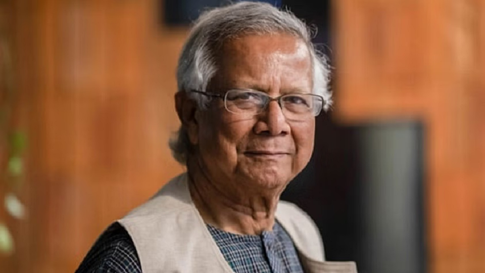 কক্সবাজারে আগামী ২৪ আগস্ট শুরু হতে যাওয়া রোহিঙ্গা বিষয়ে আন্তর্জাতিক সম্মেলনে যোগ দেবেন প্রধানমন্ত্রী উপদেষ্টা অধ্যাপক ড. মুহাম্মদ ইউনূস। সম্মেলনের দ্বিতীয়দিন (২৫ আগস্ট) তিনি কক্সবাজারে যাবেন। বৃহস্পতিবার (২১ আগস্ট) দুপুরে রাজধানীর ফরেন সার্ভিস একাডেমিতে এক ব্রিফিংয়ে এসব তথ্য জানান প্রধান উপদেষ্টার প্রেস সচিব শফিকুল আলম। প্রেস সচিব বলেন, আগামী ২৪, ২৫ ও ২৬ আগস্ট কক্সবাজারে রোহিঙ্গা বিষয়ে আন্তর্জাতিক সম্মেলন হচ্ছে। অন্তর্বর্তী সরকার রোহিঙ্গা ইস্যুটিকে খুব গুরুত্ব দিয়ে দেখছেন। এই বিষয়ে আমরা অনেকের সঙ্গে কাজ করছি। সেই আলোকে রোহিঙ্গা সংকট যাতে আবারও আন্তর্জাতিক অঙ্গনে আলোচনার বিষয় হয়, সেজন্য তিনটি আন্তর্জাতিক সম্মেলন করার পরিকল্পনা নিয়েছি। তার প্রথমটি ২৪ আগস্ট শুরু হবে, এরপর ৩০ সেপ্টেম্বর সবচেয়ে বড় সম্মেলন হবে জাতিসংঘে। সেখানে আশা করছি ১৭০টি দেশ অংশ নেবে। তারপর আমরা আরেকটা বড় সম্মেলন আশা করছি কাতারের দোহাতে। তিনি বলেন, রোহিঙ্গারা যে মানবিক সংকটের সম্মুখীন হয়েছে, তাদের কথা আন্তর্জাতিক ফোরামে নিয়ে আসা অনেকটা কষ্টকর। সেজন্য কক্সবাজারের সম্মেলনে আমরা আশা করছি ৪০টি দেশের প্রতিনিধিরা থাকবেন, অনেক আন্তর্জাতিক ও জাতিসংঘের বিভিন্ন সংস্থা এখানে থাকবেন। তাদের সঙ্গে রোহিঙ্গা জনগোষ্ঠী সরাসরি সম্পৃক্ত হতে পারবেন, তাদের কথা বলতে পারবেন। ২৪ আগস্ট এই ধরনের একটি আয়োজন রাখা হয়েছে। ২৫ আগস্ট কক্সবাজারে যাবেন প্রধান উপদেষ্টা প্রফেসর মুহাম্মদ ইউনূস। এই সম্মেলন ২৬ আগস্ট শেষ হবে।