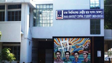 ঢাকা বিশ্ববিদ্যালয় কেন্দ্রীয় ছাত্র সংসদ (ডাকসু) নির্বাচনে শীর্ষ তিন পদ সহ-সভাপতি (ভিপি) পদে ৪৮ জন, সাধারণ সম্পাদক (জিএস) পদে ১৯ জন ও সহসাধারণ সম্পাদক (এজিএস) হিসেবে ২৮ জন প্রতিদ্বন্দ্বিতা করছেন। সবমিলিয়ে এই তিনটি পদপ্রার্থী ৯৫ জন। ডাকসু নির্বাচনে প্রাথমিক বৈধ প্রার্থী ৪৬২ জন, এর মধ্যে ৬০ জন নারী প্রার্থী। বৃহস্পতিবার (২১ আগস্ট) রাতে বিশ্ববিদ্যালয়ের সিনেট ভবনে এক সংবাদ সম্মেলনে এ তথ্য জানান ডাকসুর চিফ রিটার্নিং কর্মকর্তা অধ্যাপক জসীম উদ্দীন। তিনি জানান, ডাকসু নির্বাচনে প্রাথমিক বৈধ প্রার্থী ৪৬২ জন। ত্রুটিপূর্ণ মনোনয়নপত্র জমা দেওয়ায় স্থগিত ৪৭ জন। ৩ টি পদে নেই কোনো নারী প্রার্থী। যাদের প্রার্থীতা স্থগিত করা হয়েছে তাদেরকে আগামী ২৩ আগস্ট ২০২৫ তারিখের মধ্যে আপীল করতে হবে। উক্ত সময়ের পরে আপীল করলে তা গ্রহণযোগ্য হবে না। নির্বাচনে ভিপি পদে ছাত্র প্রার্থী ৪৩ জন, ছাত্রী ৫ জন; জিএএস পদে ছাত্র ১৮ জন, ছাত্রী ১ জন; এজিএস পদে ছাত্র ২৪ জন, ছাত্রী ৪ জন; মুক্তিযুদ্ধ ও ছাত্র আন্দোলন সম্পাদক পদে ছাত্র ১৪, ছাত্রী ১; বিজ্ঞান ও প্রযুক্তি সম্পাদক পদে ছাত্র ১০ জন, ছাত্রী ১ জন; ক্যারিয়ার ডেভেলপমেন্ট সম্পাদক ছাত্র ৭ জন, ছাত্রী ২ জন; সমাজসেবা সম্পাদক পদে ছাত্র ১৩ জন, ছাত্রী নেই; মানবাধিকার ও আইন সম্পাদক পদে ছাত্র ৮, ছাত্রী ৩ জন; স্বাস্থ্য ও পরিবেশ সম্পাদক পদে ছাত্র ১২, ছাত্রী ৩। ছাত্র পরিবহন সম্পাদক পদে ছাত্র ৯ জন, এতে কোন ছাত্রী প্রার্থী নেই; ক্রীড়া সম্পাদক পদে ছাত্র ১২ জন , ছাত্রী ১ জন ; গবেষণা ও প্রকাশনা সম্পাদক ছাত্র ৭, ছাত্রী ৪; কমন রুম, রিডিং রুম ও ক্যাফেটেরিয়া সম্পাদক পদে ছাত্র ২, ছাত্রী ৯; আন্তর্জাতিক সম্পাদক পদে ছাত্র ১৫ জন, ছাত্রী নেই; সাহিত্য সম্পাদক ছাত্র ১৭, ছাত্রী ২; সদস্য পদে ছাত্র ১৯১ জন, ছাত্রী ২৪ জন, মোট ২১৫ জন। সবমিলিয়ে ডাকসু নির্বাচনে বৈধ প্রাথমিক প্রার্থী হিসেবে ছাত্র মোট ৪০২ জন, ছাত্রী ৬০ জন। এ ছাড়া নির্বাচন কমিশন জানায়, হল সংসদে বৈধ প্রার্থী ১১০৮ জন, স্থগিত ১ জন। রিটার্নিং কর্মকর্তারা জানান, ভোটার নাম্বার, নাম পরিচয়ে ত্রুটি, রেজিস্ট্রেশন নাম্বারে ভুল, বাবা মায়ের নামে ভুল/অসঙ্গতি, স্বাক্ষর ভুল ইত্যাদি কারণে প্রার্থীতা স্থগিত করা হয়েছে। প্রার্থীরা নির্বাচন কমিশন বরাবর আপিল করলে যাচাই বাছাই করে দেখা হবে। ২৩ আগস্ট পর্যন্ত সুযোগ থাকবে আপিল করার জন্য। ২৪ আগস্ট যাচাই বাছাই করে সিদ্ধান্ত জানিয়ে দেওয়া হবে।