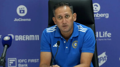 এদিকে আগরকার হাই প্রোফাইল নাম। দেশের জার্সি গায়ে ২৬টি টেস্ট, ১৯১টি ওয়ানডে এবং দুটি টি-টোয়েন্টি খেলেছেন তিনি। সব ফরম্যাট মিলিয়ে তার ঝুলিতে রয়েছে ৩৪৯টি আন্তর্জাতিক উইকেট। শুধু বল হাতেই নয়, ব্যাটসম্যান হিসেবেও পেয়েছেন সাফল্য। সব ফরম্যাট মিলে করেছেন ১৮৫৫ রান।