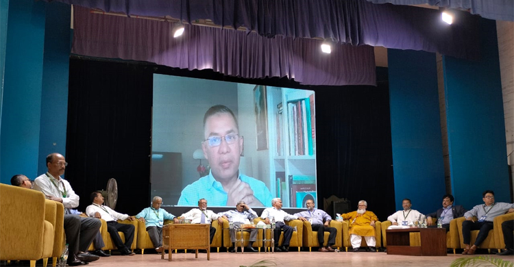 দীর্ঘদিন প্রবাসে থাকার অভিজ্ঞতার কথা তুলে ধরে তারেক রহমান বলেন, লন্ডনে রাষ্ট্রব্যবস্থায় জবাবদিহি আছে। এখানে চিকিৎসক নির্যাতনের শিকার হলে ন্যায়বিচার পান, আবার রোগী বা অন্য কেউ সেবা না পেলে তিনিও ন্যায়বিচার পান। বাংলাদেশে সেই জবাবদিহির ব্যবস্থা গড়ে তুলতে হবে। ৩১ দফা বাস্তবায়নের প্রতিশ্রুতি পুনর্ব্যক্ত করে তিনি বলেন, দেশে জবাবদিহি প্রতিষ্ঠার জন্য বিএনপি যে ৩১ দফা দিয়েছে, সেটি নিয়ে রিফর্ম কমিশন বিভিন্ন রাজনৈতিক দলের সঙ্গে আলোচনা করেছে। সরকার গঠন করতে পারলে ৩১ দফার বাস্তবায়ন হবে। দেশ গড়তে হলে সবাইকে একসঙ্গে কাজ করতে হবে। কোনো দল বা সরকারের পক্ষে একা সেটা সম্ভব নয়।