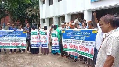 ন্যায্য অধিকার ও চাকরি নিয়মিতকরণের দাবিতে ঝালকাঠিতে গণপূর্ত কর্মচারীদের বিক্ষোভ