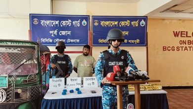 টেকনাফে পৃথক অভিযানে ৫ কেজি আইস ও ৫ হাজার ইয়াবা জব্দ, আটক ১