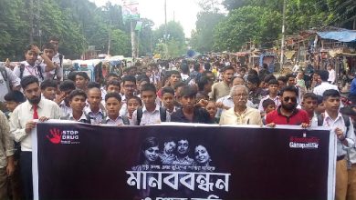 পুলিশের বক্তব্যে অনাস্থা জানিয়ে রংপুরে শিক্ষার্থীদের সড়ক অবরোধ ও বিক্ষোভ