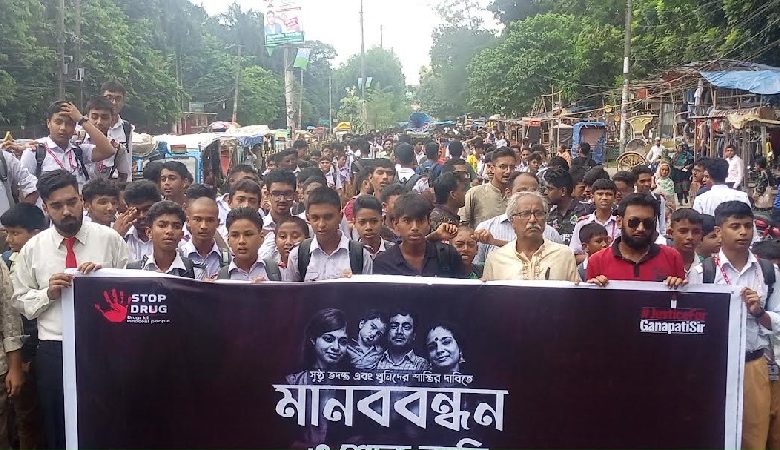 পুলিশের বক্তব্যে অনাস্থা জানিয়ে রংপুরে শিক্ষার্থীদের সড়ক অবরোধ ও বিক্ষোভ